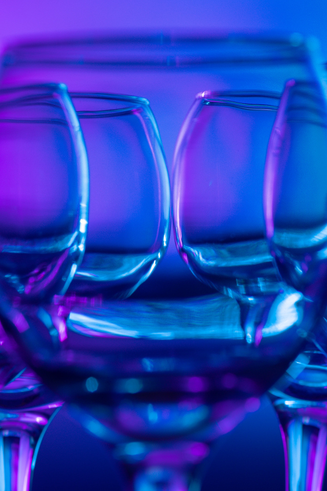 Стеклянные бокалы для вина крупным планом