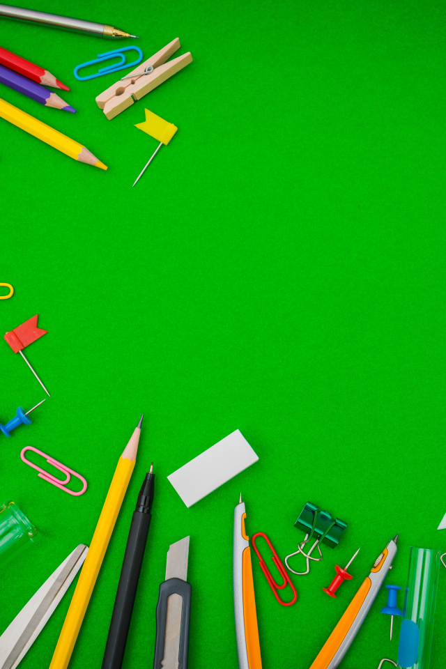 Зеленый фон с канцелярскими предметами