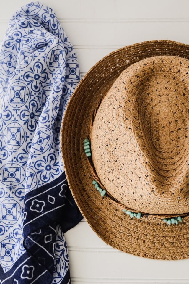 Шляпа и платок висят на стене