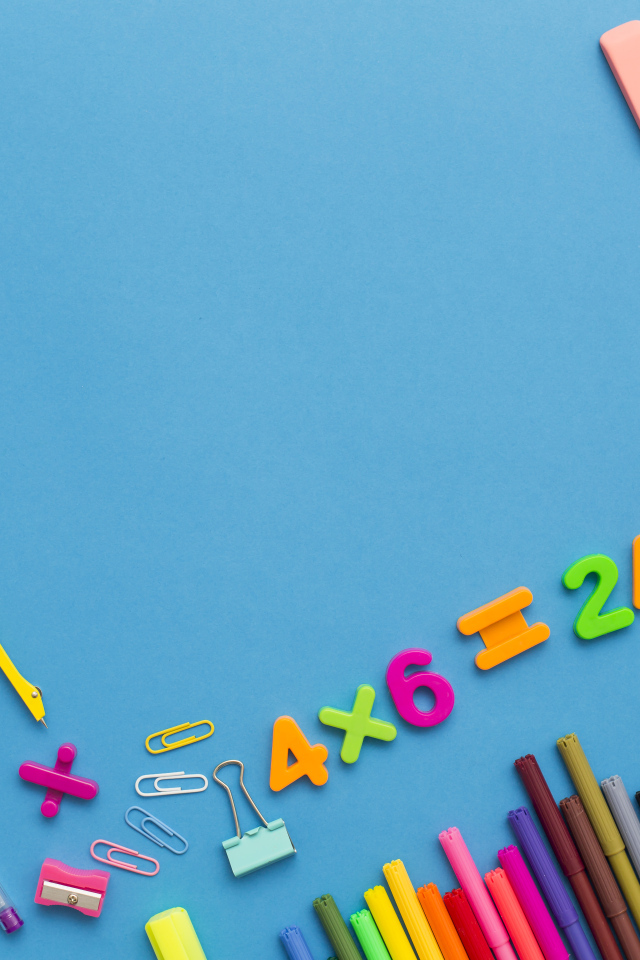 Много разных канцелярских предметов на голубом столе