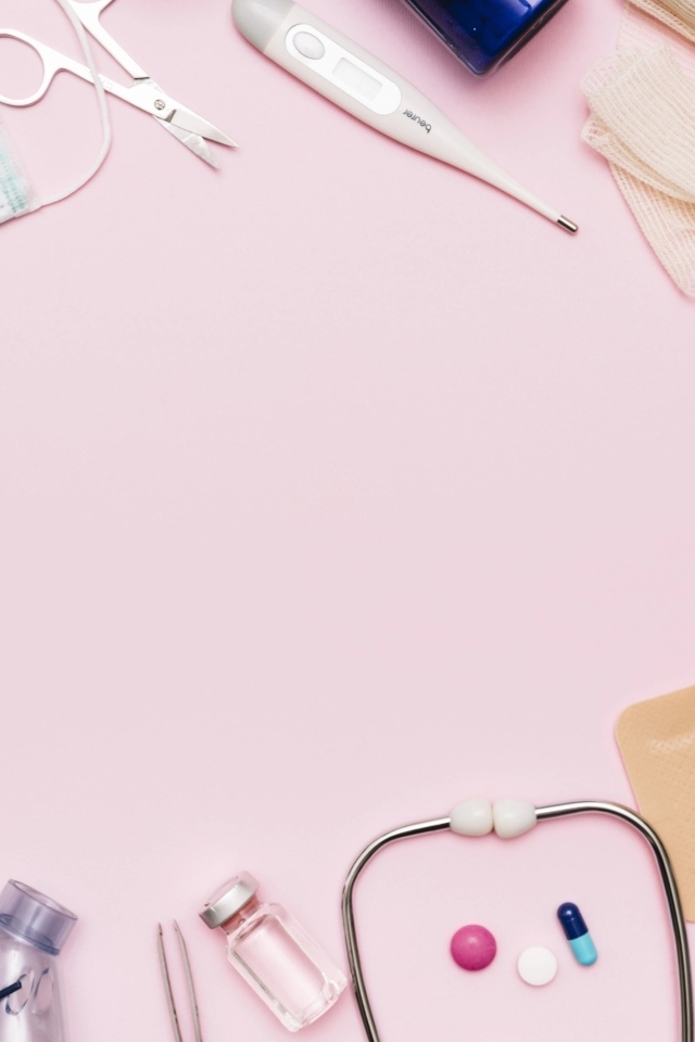 Медицинские атрибуты на розовом фоне