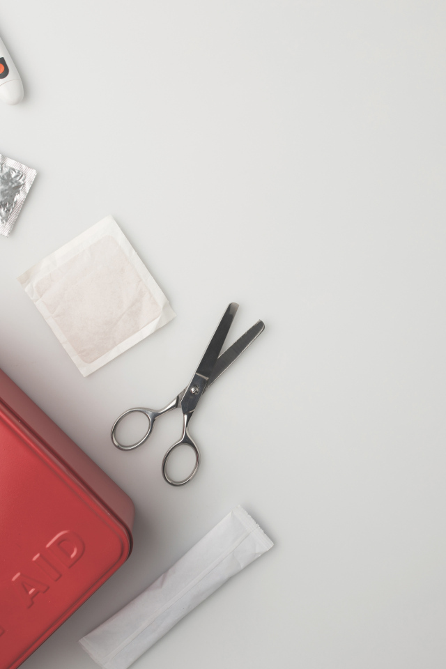 Медикаменты для аптечки на сером фоне