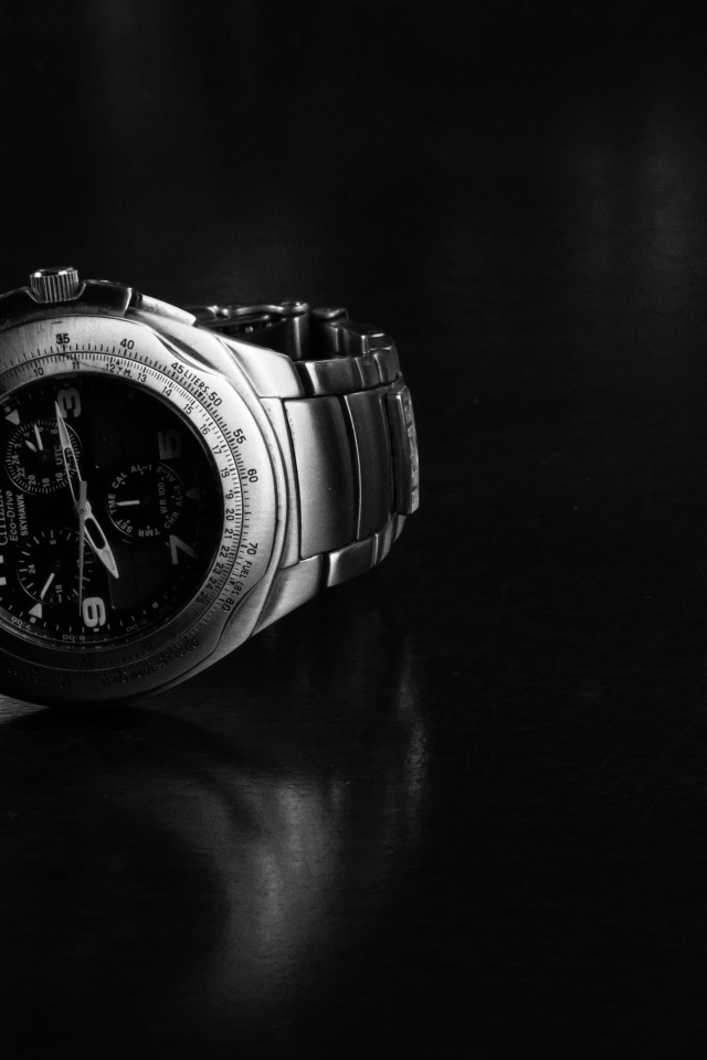 Наручные мужские часы на черном фоне