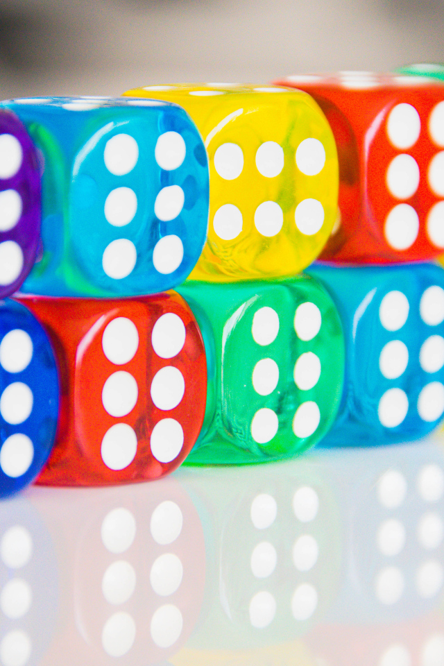 Разноцветные игральные кости на столе