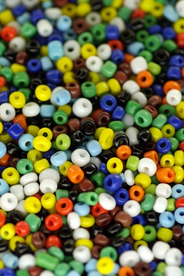 Разноцветные маленькие бусины крупным планом