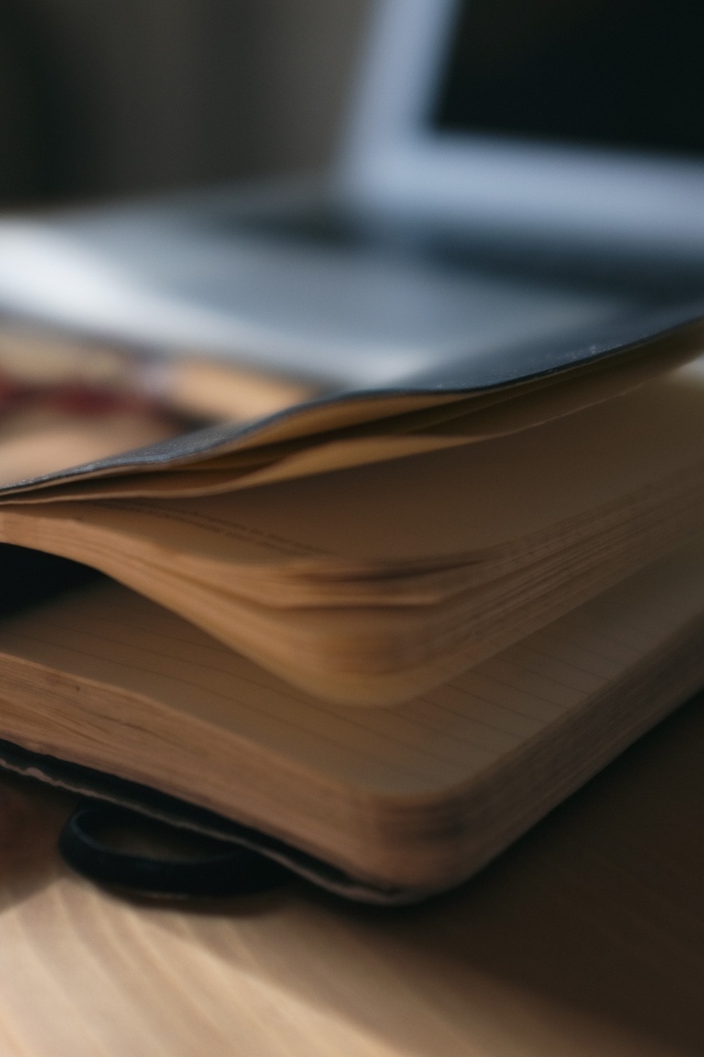 Блокнот с ручкой на столе