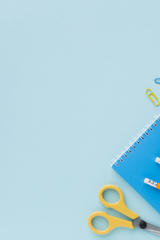 Офисные канцелярские предметы на голубом фоне