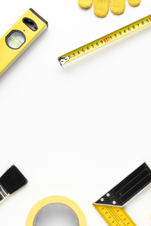 Инструменты маляра на белом фоне