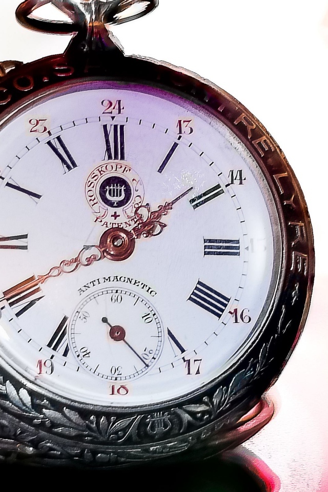 Карманные часы крупным планом