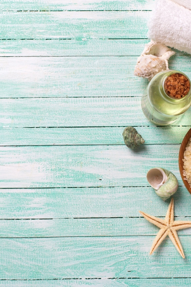 Морская соль, масло и полотенца на голубом столе