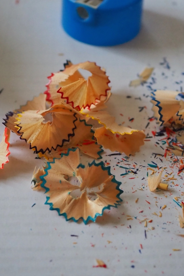 Стружка с разноцветных карандашей на столе