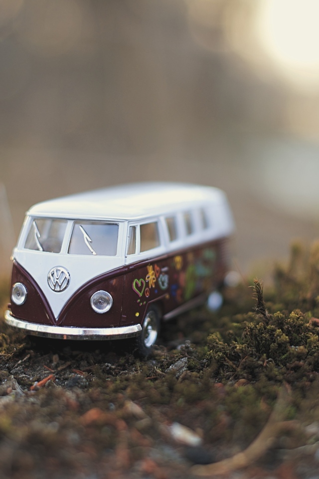 Маленький игрушечный автомобиль volkswagen на земле