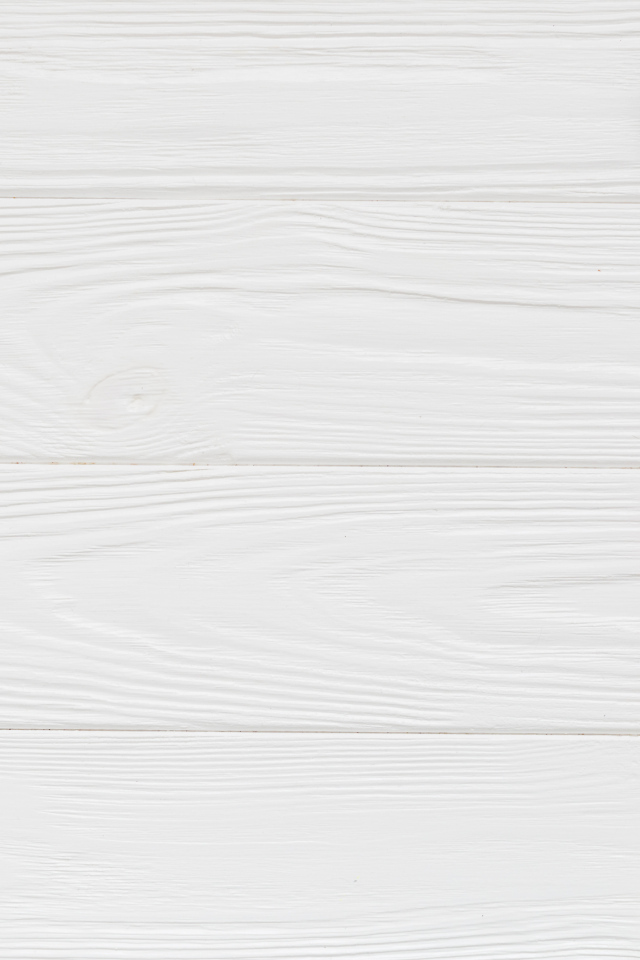 Канцелярские принадлежности на белом деревянном фоне