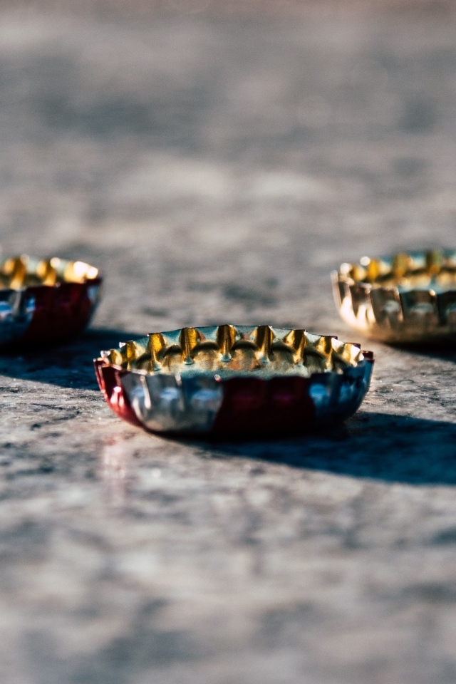 Три железные пробки на столе