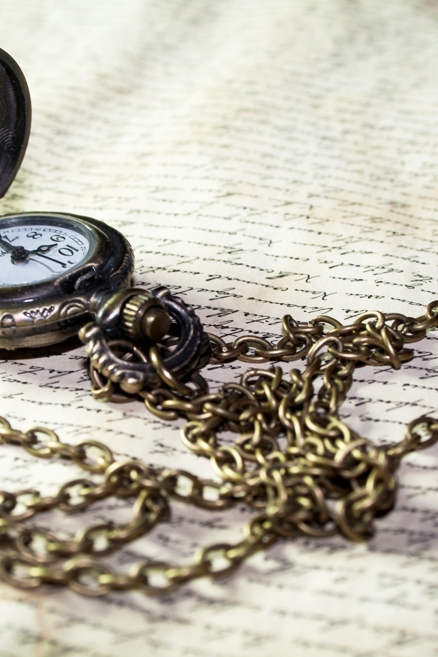 Старинные карманные часы на цепочке