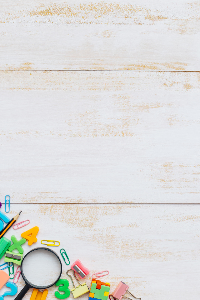 Деревянный фон с разноцветными канцелярскими предметами