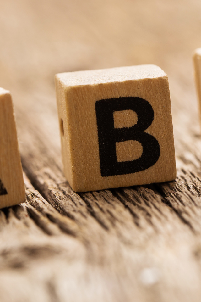 Деревянные кубики на столе 