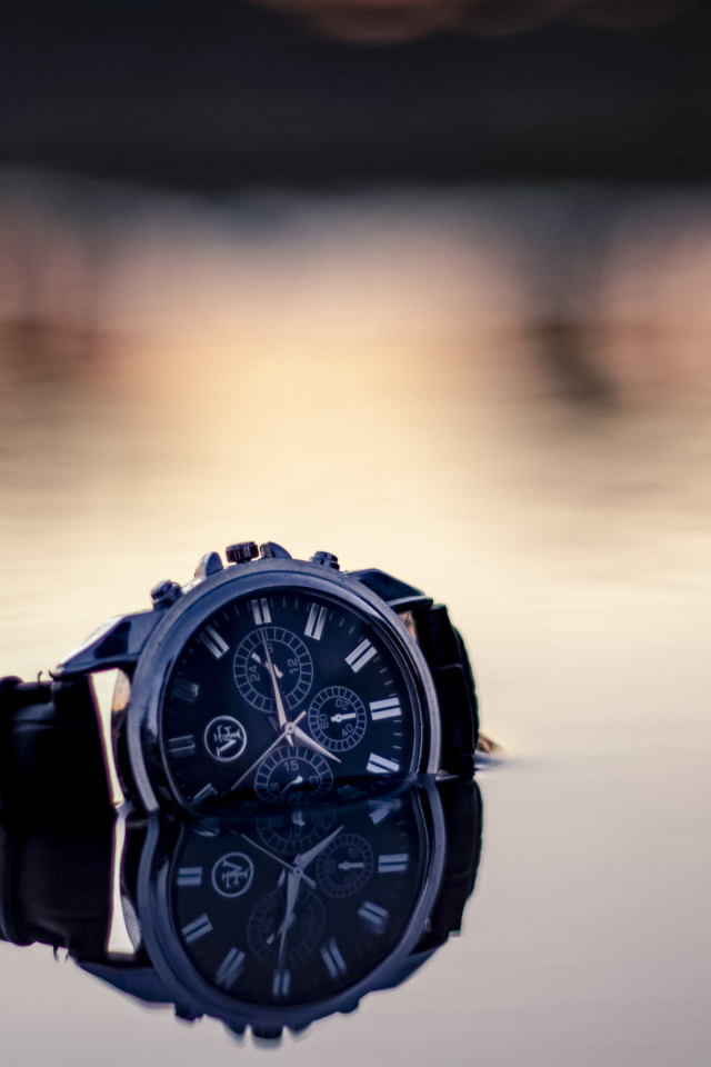 Наручные часы лежат в воде