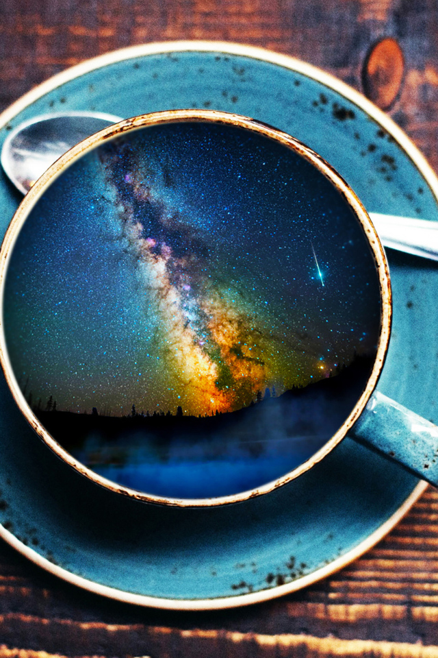 Млечный путь нарисован в чашке кофе
