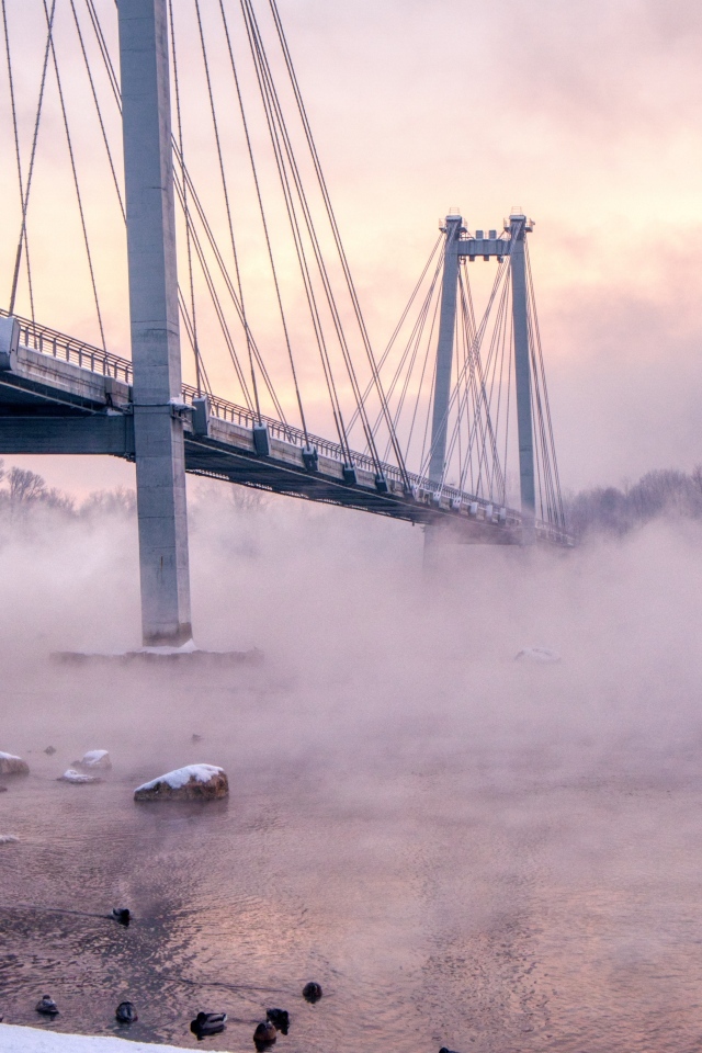 Мост через реку в тумане утром