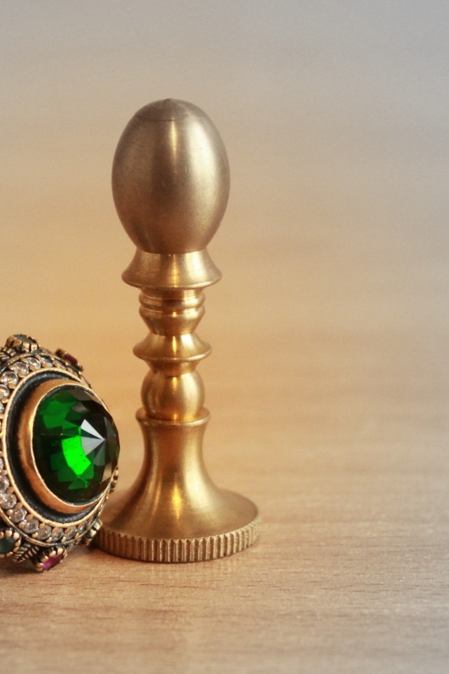 Старинный перстень на столе с фигурой