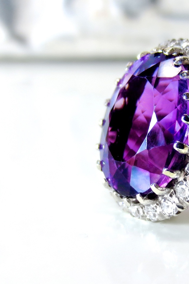 Красивое драгоценное кольцо с камнем