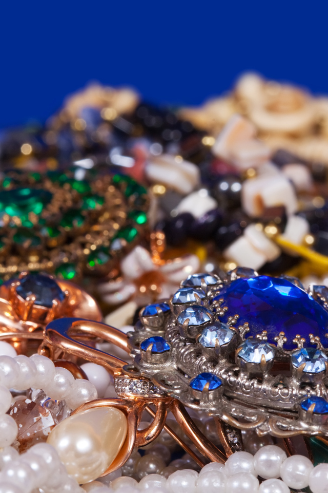 Много красивых ярких драгоценностей 