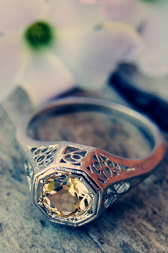 Перстень с камнем на деревянном столе 