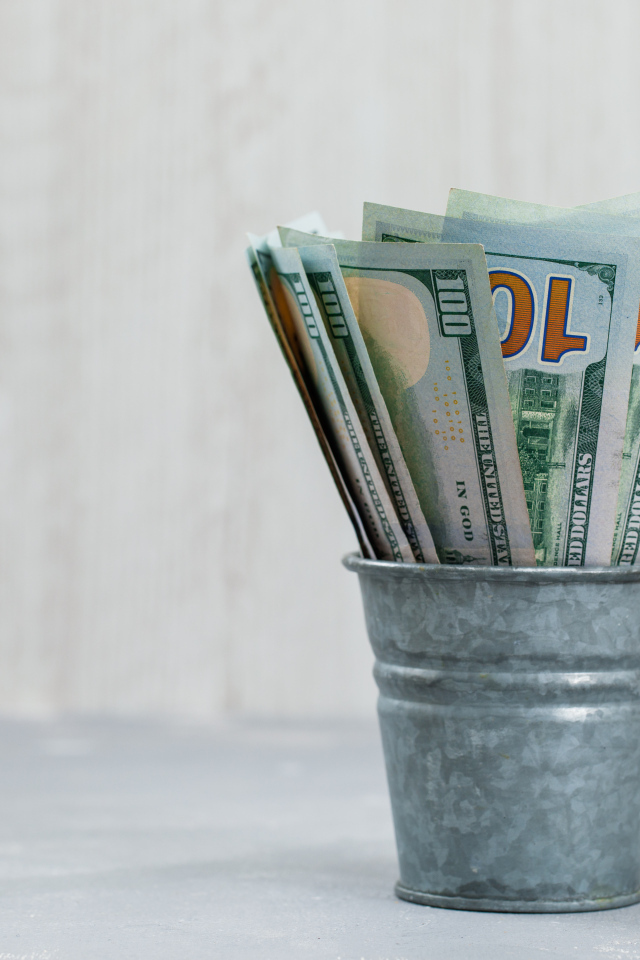 Банкноты в мини ведре на столе