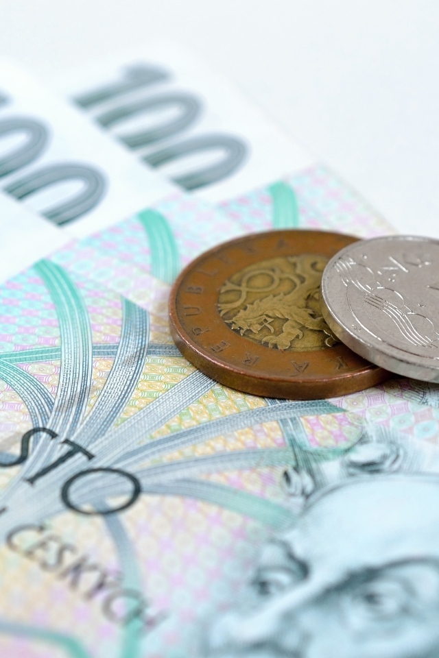 Купюры с монетами крупным планом