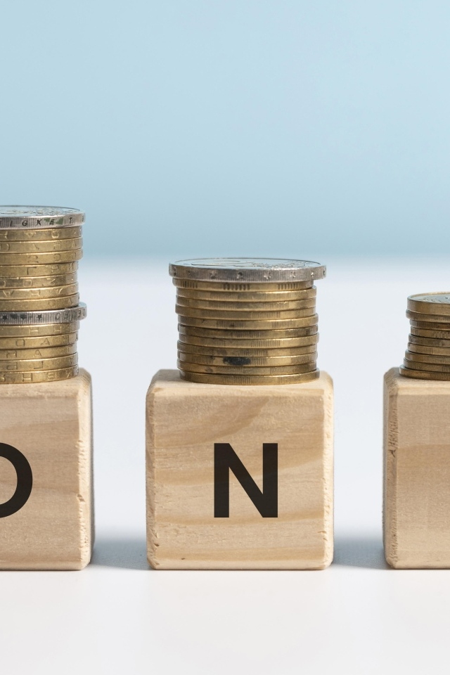 Кубики с золотыми монетами на голубом фоне