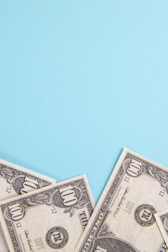 Банкноты доллары на голубом фоне