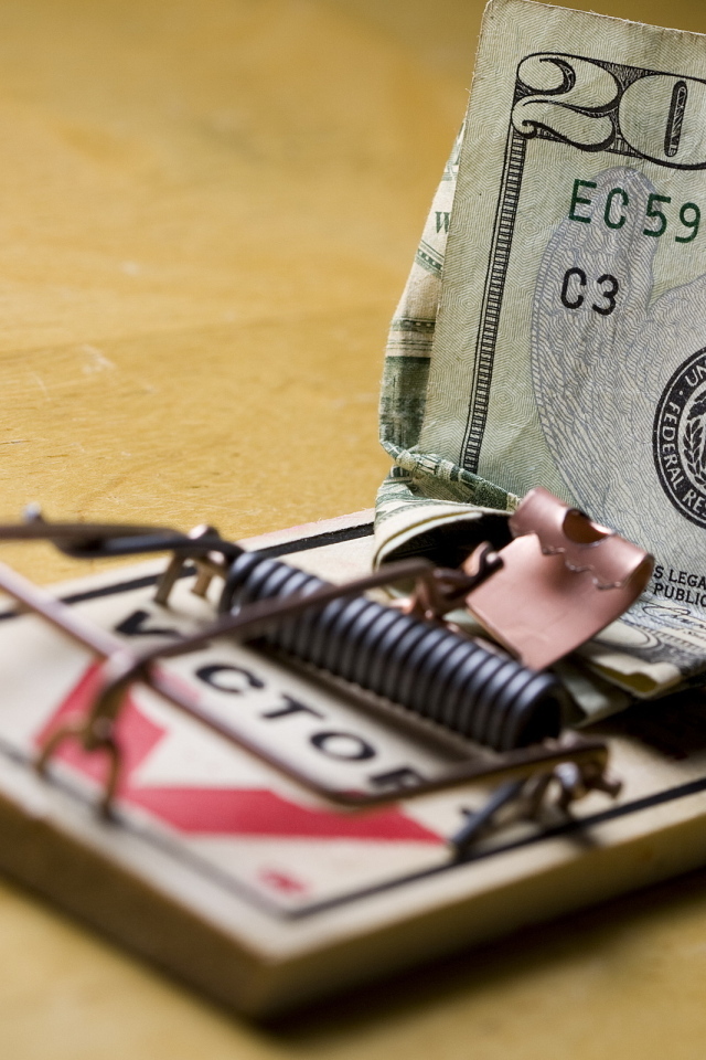 Купюра доллара в мышеловке