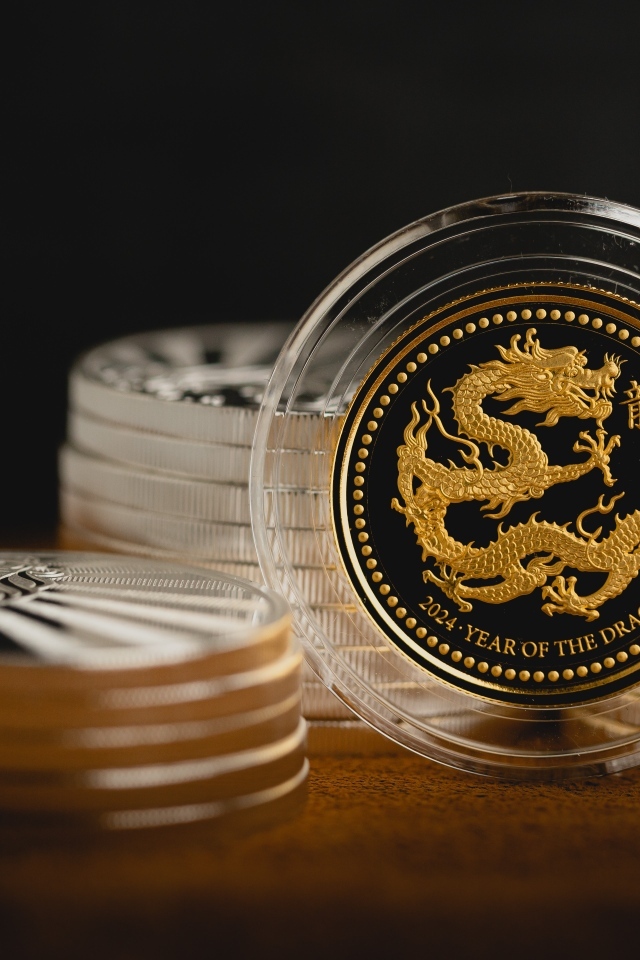 Монета с драконом на столе 