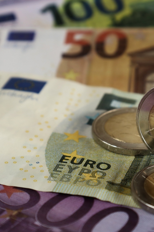 Монеты и купюры евро крупным планом