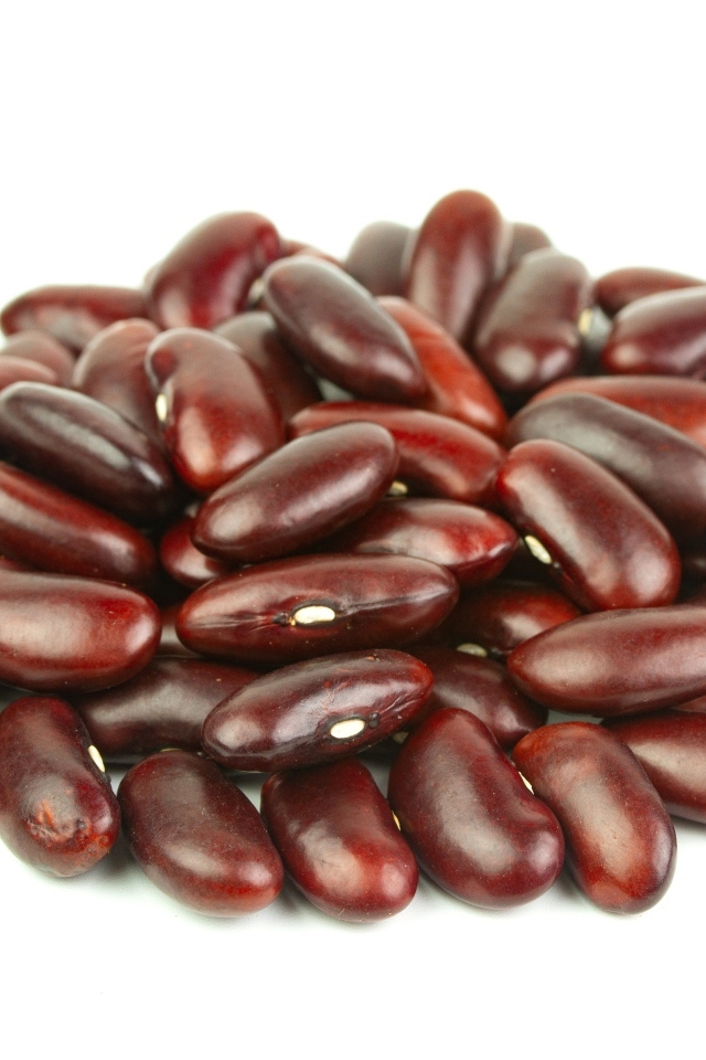 Горка красной фасоли на белом фоне