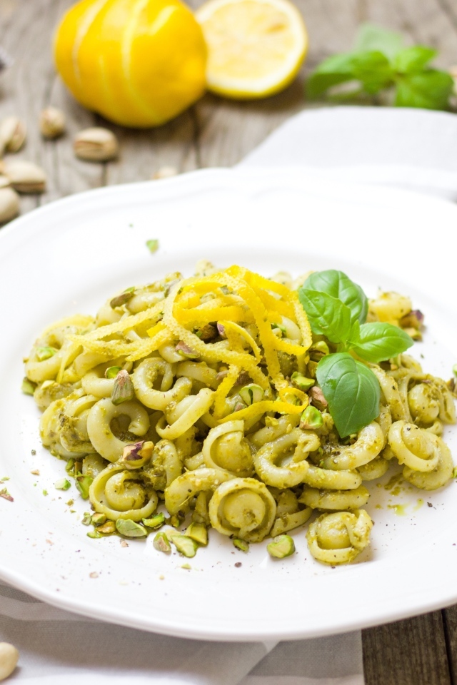 Тарелка макарон с фисташками и цедрой лимона