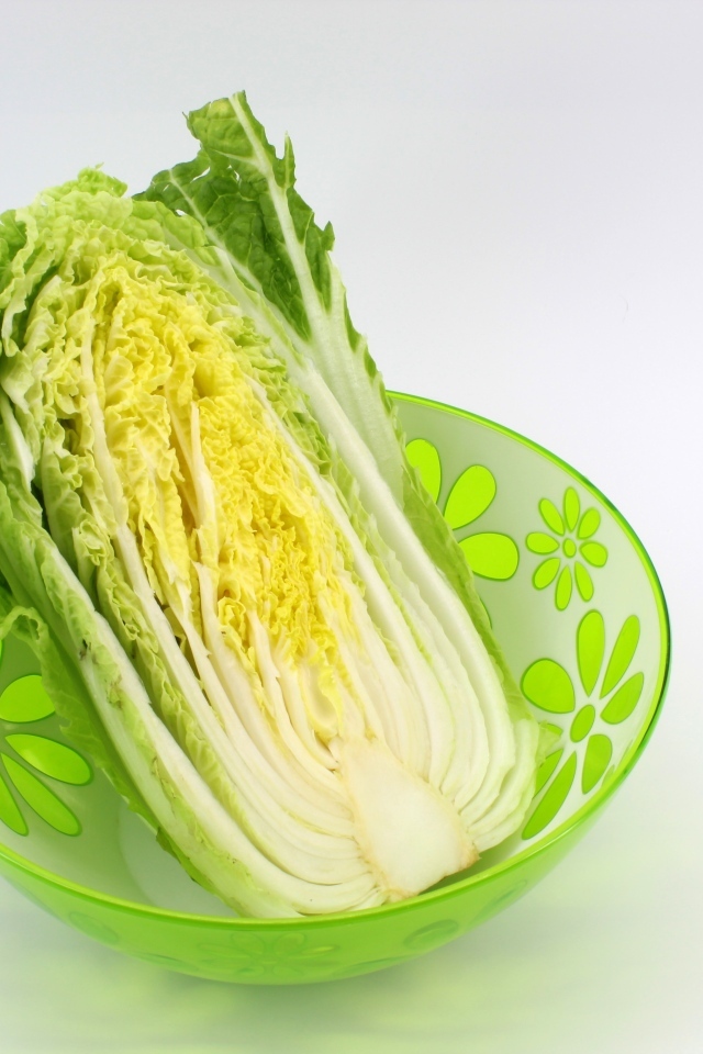 Пекинская капуста в миске на сером фоне