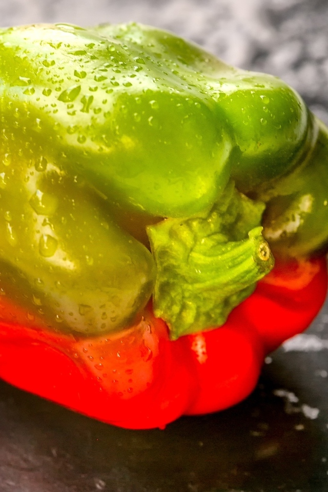 Болгарский перец в каплях воды