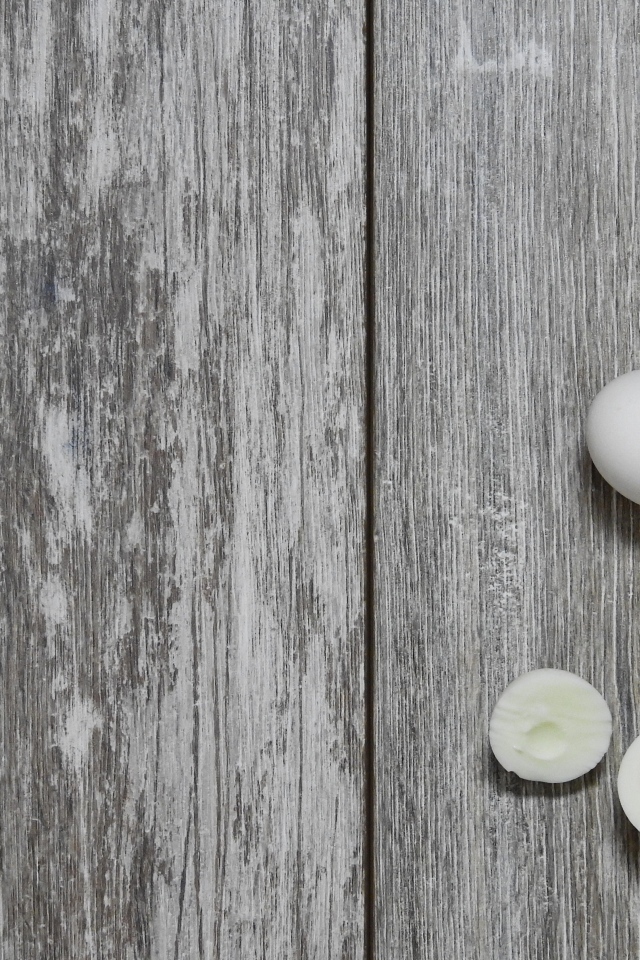 Вареные яйца на деревянном фоне