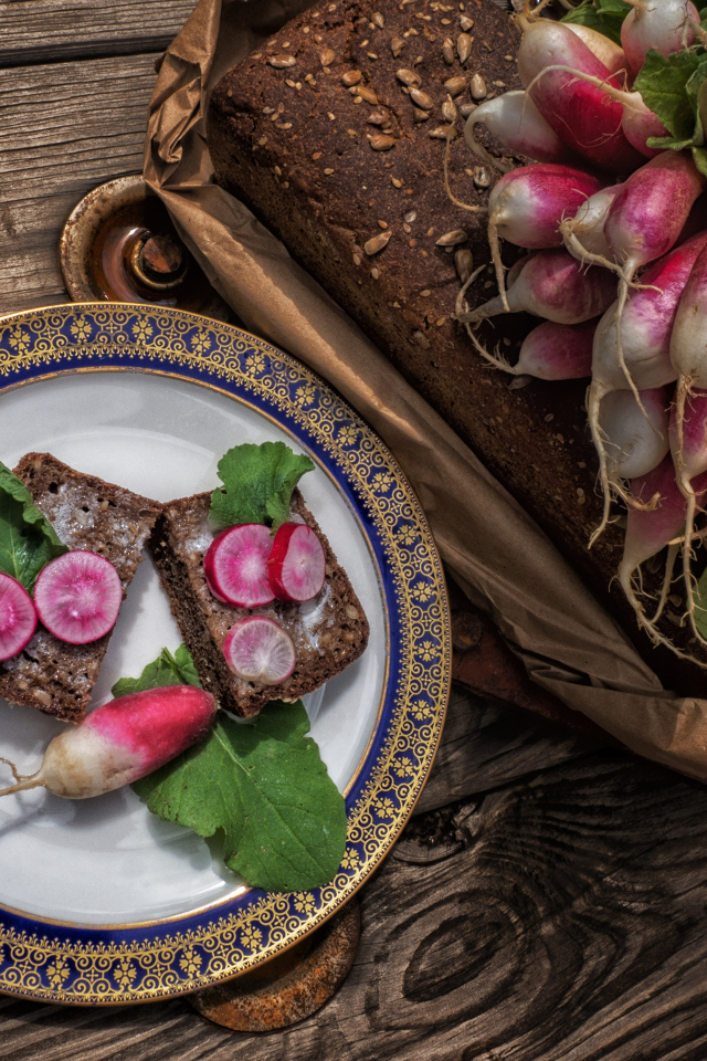 Хлеб с редисом на тарелке