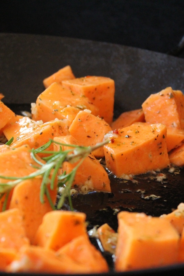 Морковь на сковороде с розмарином