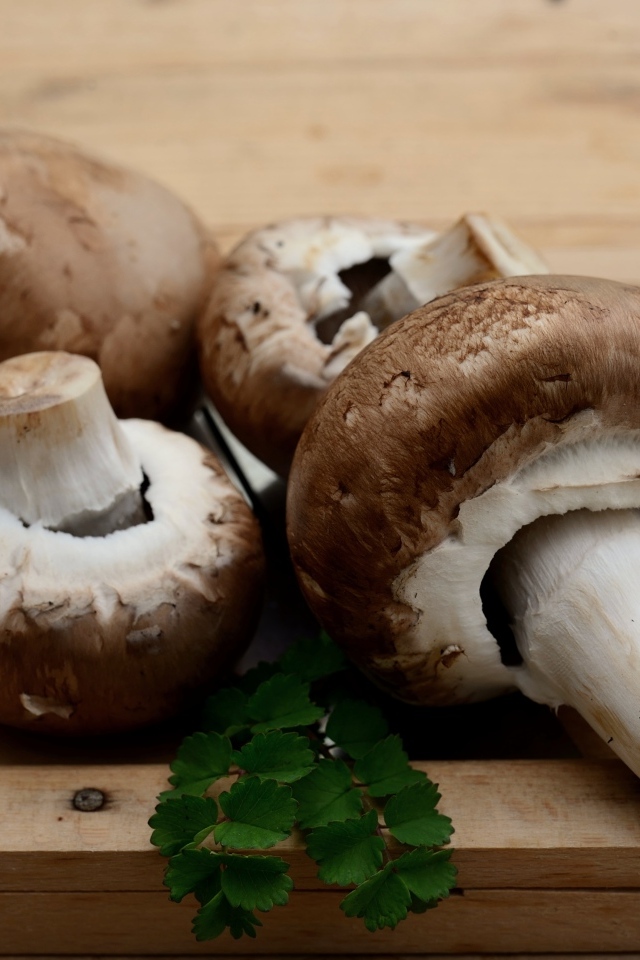 Грибы шампиньоны на разделочной доске