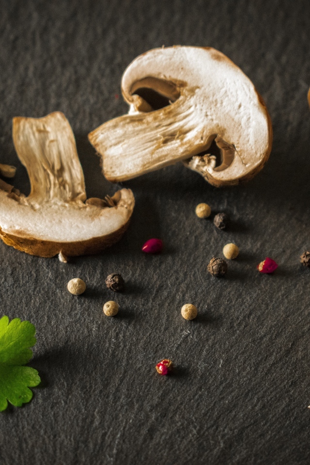 Шампиньоны со специями на столе