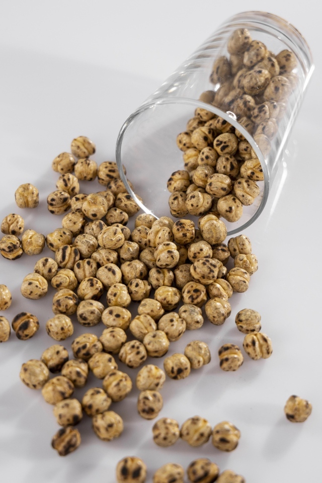 Нут со стаканом на сером столе