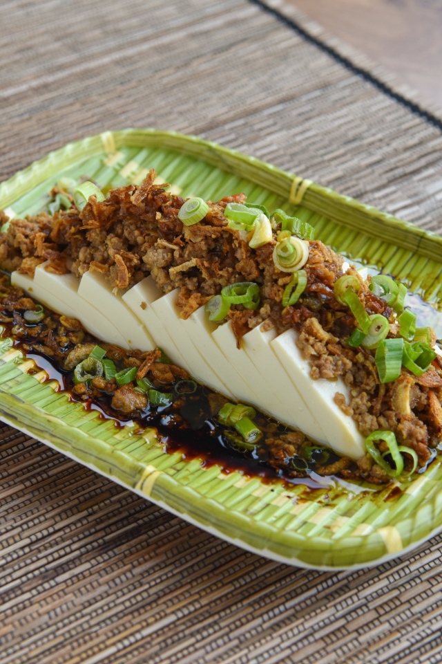 Китайское блюдо в тарелке на столе