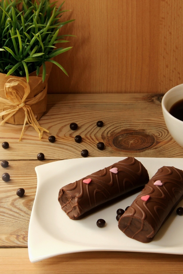 Шоколадные батончики на столе с кофе