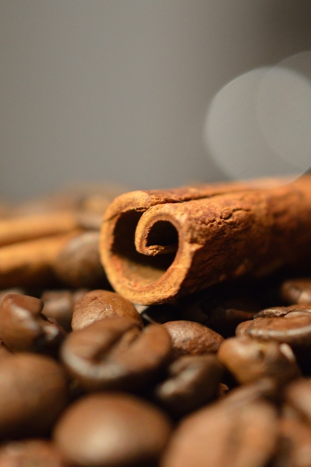 Корица с кофейными зернами на столе