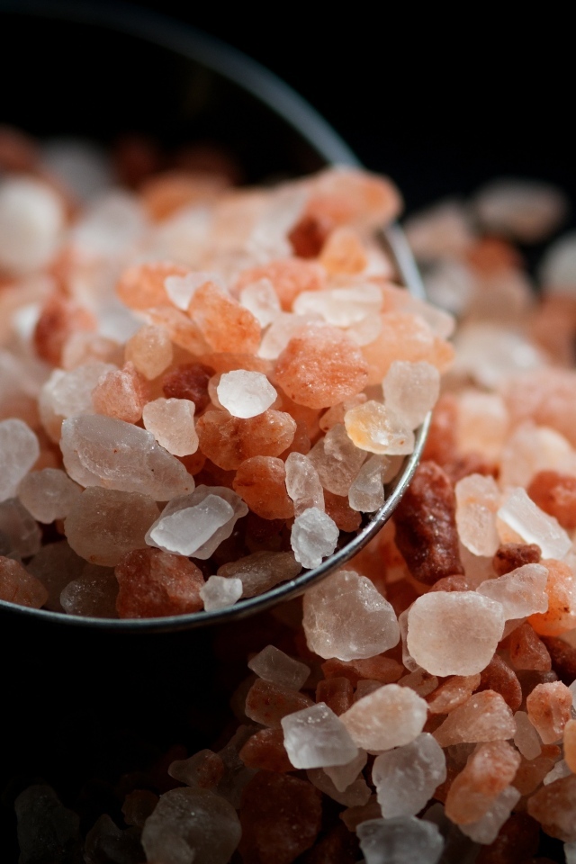 Крупная ароматная соль на ложке