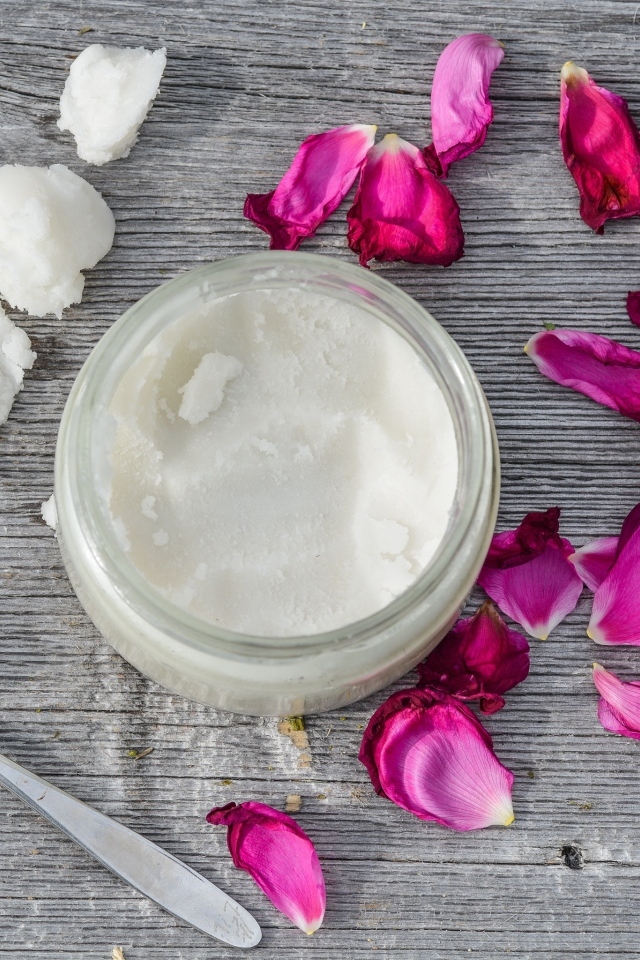 Кокосовое масло с лепестками роз